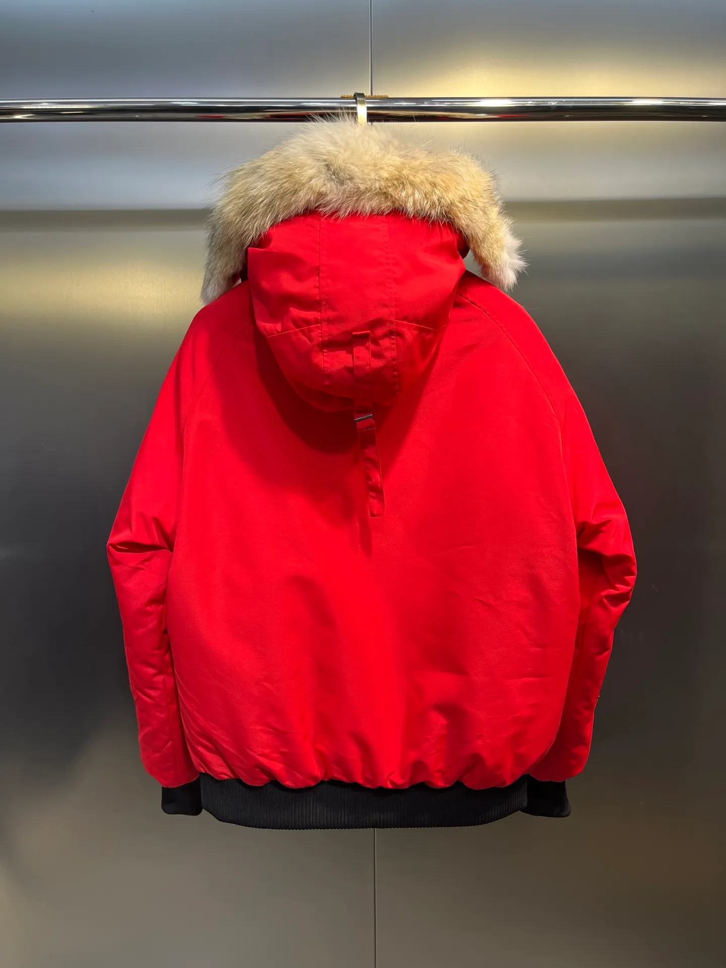 P780 high-end version (new version of Big Goose 01) Canada Goose Canada Goose #Chilliwack 7999M bomber jacket short down jacket/01 model #Men and Women Same Style# ➖ Genuine synchronous anti-counterfeiting chip sensor! ➖ Imported 21S polyester-cotton blended original fabric [last year’s 16S/18S hard fabrics have been completely eliminated, this year all use 21S genuine synchronous fabrics, the soft mid-strap feels delicate and textured], genuine synchronous Feather-Light 10D waterproof coating fabric, made of 84.5 polyester fiber and 15.5 cotton, 100% the best feel in the entire network! ➖ The genuine official website is synchronized with the national standard 80 white duck down, you can check the official website customer service, there will never be a series of misleading claims such as 90 down or goose down! ➖ Using the best nylon lining with double double-layer sealing design, velvet-proof No. 7 needle + grid-filled down ready-made garments, there is 100% no so-called velvet running! ➖ The cuffs are designed with thickened seamless threads, and the collar and pockets are lined with top-quality polar fleece to keep you warm and comfortable! ➖ Yoshida YKK provides original factory-customized electroplated sliders. YKK two-way lockable zippers are tight and smooth and do not peel off paint! ➖ 3M composite guarantees that the Velcro is the same as the original, durable, and all accessories and hardware are custom-made! ➖ Imported BEHRINGER embroidery machine to customize the 10,000-needle embroidery logo, 98% of which can be reproduced to restore the original logo. You can check and compare on the official website! ➖ The fur collars are all made of large pieces of Western Canadian blue wolf hide, ensuring that each fur collar is 13-15cm wide!   Size:XS-XXL